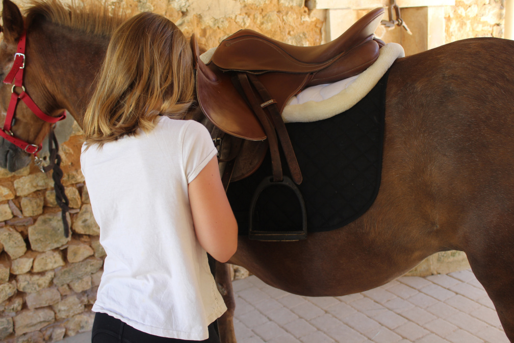 Détail enfant et son cheval